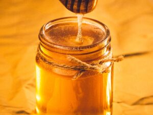 clear glass jar with brown liquid